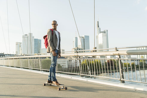Deutschland, Frankfurt, Mann fährt Skateboard auf Brücke - UUF004045