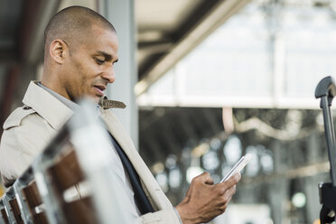 Businessman looking on smartphone - UUF004063