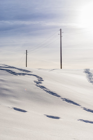 Österreich, Kleinwalsertal, Fußspuren im Schnee, lizenzfreies Stockfoto