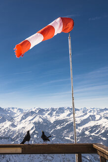 Deutschland, Bayern, Nebelhorn, Windsack und Dohlen auf Aussichtsterrasse - EGBF000022