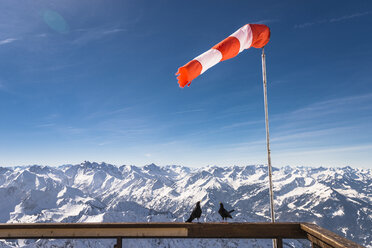 Deutschland, Bayern, Nebelhorn, Windsack und Dohlen auf Aussichtsterrasse - EGBF000023