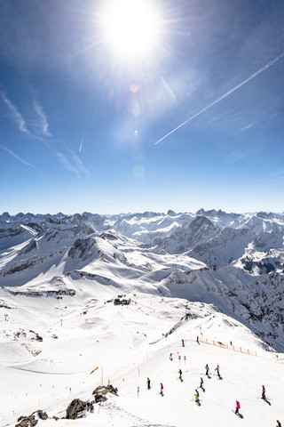 Deutschland, Bayern, Nebelhorn, Skifahrer auf der Piste, lizenzfreies Stockfoto