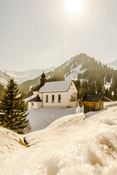 Österreich, Kleinwalsertal, Baad, St. Martinskirche im Winter - EGBF000011