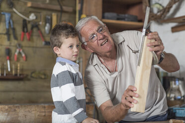 Großvater und Enkel arbeiten mit Holz in einer Garage - ZEF004606