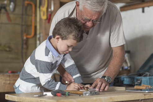 Großvater und Enkel arbeiten mit Holz in einer Garage - ZEF004607