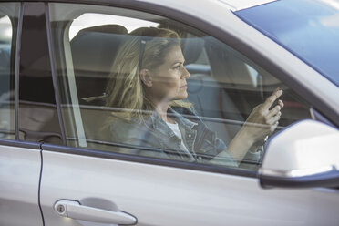 Frau im Auto - ZEF004903