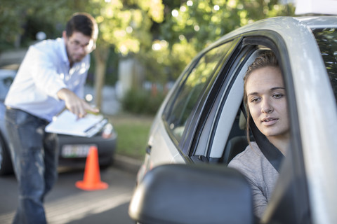 Teenager-Mädchen bei der Führerscheinprüfung, lizenzfreies Stockfoto