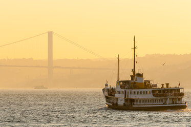 Türkei, Istanbul, Fähre auf dem Bosporus bei Sonnenaufgang - KEBF000154