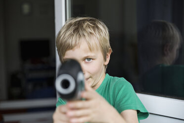Junge spielt mit Spielzeugpistole - PDF000936