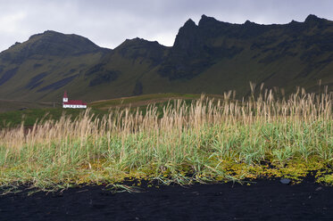 Island, Vik, Blick auf die Kirche - KEBF000168