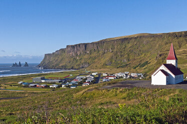 Island, Vik, Blick auf Dorf und Kirche - KEBF000171