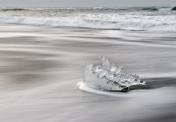 Iceland, Joekulsarlon, ice lying at seafront on the beach - KEBF000176