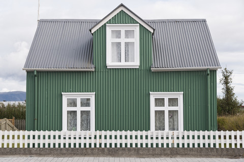 Island, Eyrarbakki, kleines grünes Einfamilienhaus, lizenzfreies Stockfoto