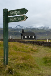 Island, Budir, Blick auf die Kirche mit Wegweiser im Vordergrund - KEBF000183