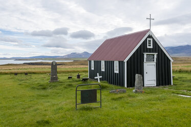 Island, Bjarnarhoefn, Blick auf Kirche und Friedhof - KEBF000186