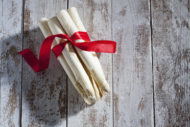 Bunch of white asparagus on wood - CSF025398