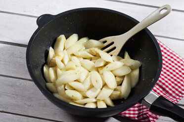 Frying pan with prepared white asparagus - CSF025437