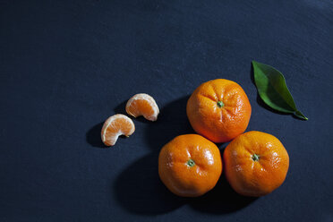 Drei Mandarinen, Blatt und Mandarinenstücke - CSF025442