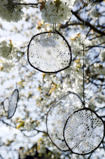 Traumfänger aus alten gehäkelten Tischtüchern in blühendem Kirschbaum - GISF000111