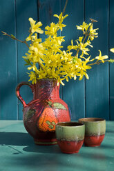 Altes Gefäß aus den Siebzigern mit blühenden Forsythienzweigen - GISF000112