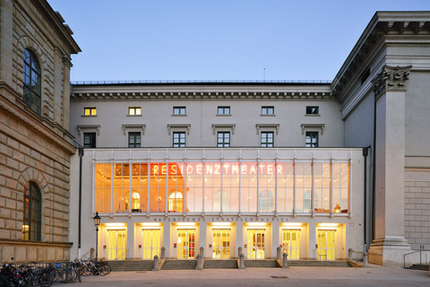 Deutschland, Bayern, München, Residenztheater zur blauen Stunde, lizenzfreies Stockfoto