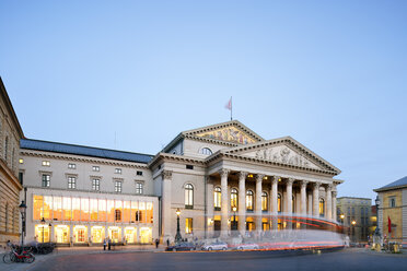 Deutschland, Bayern, München, Residenztheater und Nationaltheater zur blauen Stunde - BRF001217