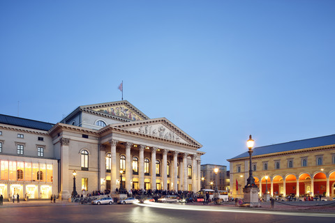 Deutschland, Bayern, München, Nationaltheater zur blauen Stunde, lizenzfreies Stockfoto