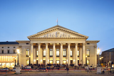 Deutschland, Bayern, München, Nationaltheater zur blauen Stunde - BRF001219