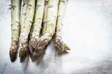 Grüner Spargel auf Metallplatte - EVGF001670