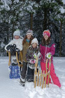 Kinder stehen mit Schlitten im Schnee - LBF001116