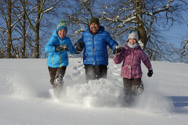 Father and two children having fun in the snow - LBF001111