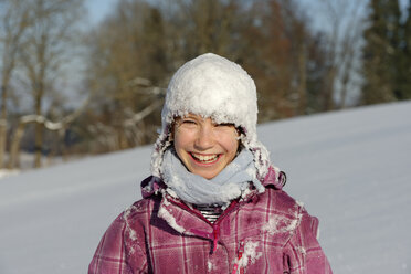 Mädchen hat Spaß im Schnee - LBF001113