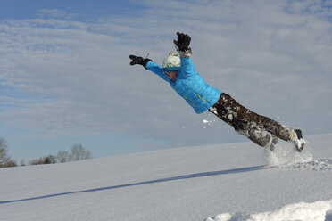 Junge hat Spaß im Schnee - LBF001117