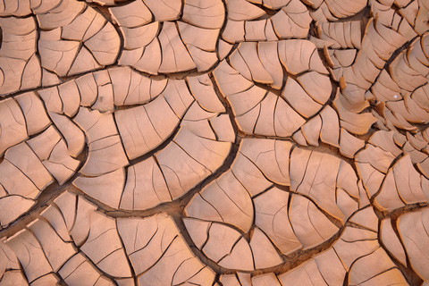 Algerien, Tassili n' Ajjer, gebrochene Oberfläche einer Tonpfanne in der Sahara, lizenzfreies Stockfoto