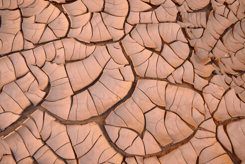 Algeria, Tassili n' Ajjer, broken surface of clay pan at Sahara - ESF001565