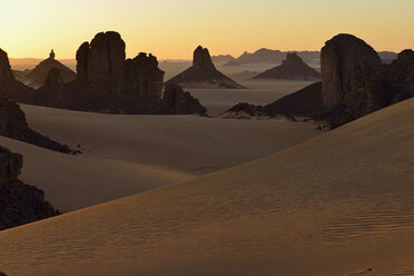 Afrika, Algerien, Sahara, Tassili N'Ajjer National Park, Sonnenuntergang über Timghas - ESF001566