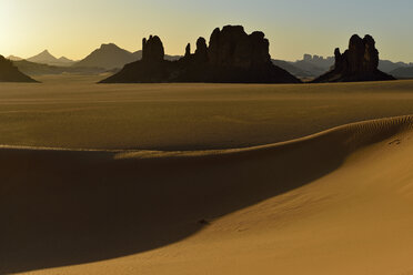 Afrika, Algerien, Sahara, Tassili N'Ajjer National Park, Sonnenuntergang über Timghas - ESF001568