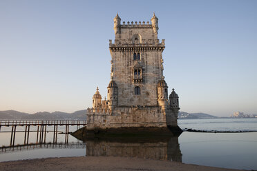 Portugal, Lissabon, Turm von Belem bei Sonnenaufgang auf dem Tejo - ABOF000007