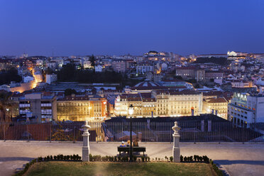 Portugal, Lissabon, Miradouro de Sao Pedro de Alcantara, Blick über das Stadtzentrum bei Nacht - ABOF000009