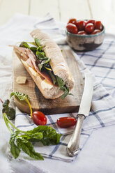 French bread with Jamon serrano, cheese, tomatoes and lettuce - SBDF001806