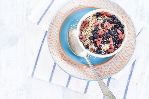 Veganes Superfood-Frühstück mit Porridge, Mandelmilch, Blaubeeren, geröstetem Quinoa und Gojibeeren - SBDF001810