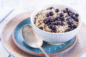 Veganes Superfood-Frühstück mit Porridge, Mandelmilch, Blaubeeren und geröstetem Quinoa - SBDF001813