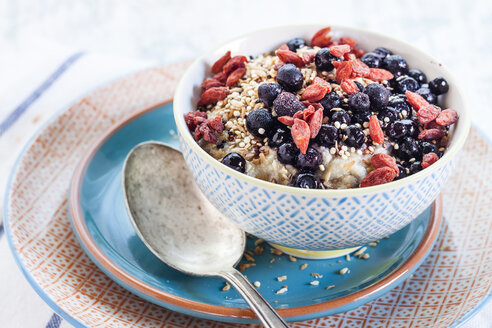 Veganes Superfood-Frühstück mit Porridge, Mandelmilch, Blaubeeren, geröstetem Quinoa und Gojibeeren - SBDF001814