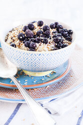 Veganes Superfood-Frühstück mit Porridge, Mandelmilch, Blaubeeren und geröstetem Quinoa - SBDF001815