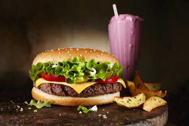 Cheeseburger, Erdbeermilchshake und Kartoffelspalten - KSWF001456