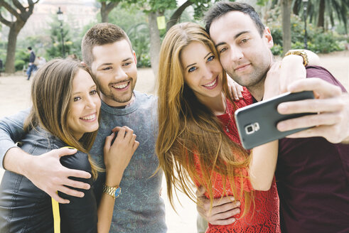 Spanien, vier Freunde machen ein Selfie mit einem Smartphone - GEMF000238