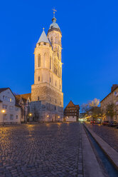 Deutschland, Niedersachsen, Braunschweig, St. Andreas Kirche und Alte Waage, Fachwerkhaus, am Abend - PVCF000422