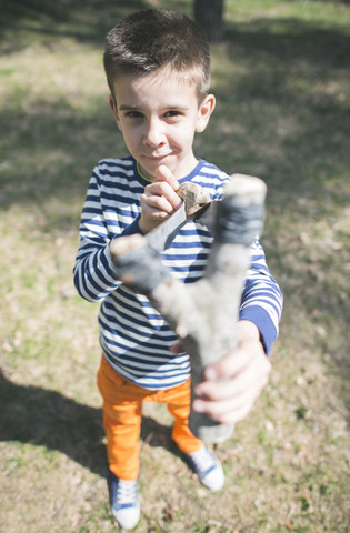 Porträt eines Jungen mit Steinschleuder, lizenzfreies Stockfoto