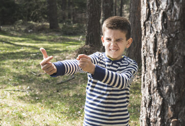 Portrait of boy playing in a forest - DEGF000407