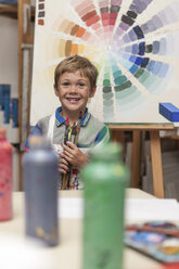 Porträt eines lächelnden kleinen Jungen in einem Kunstkurs - ZEF006158